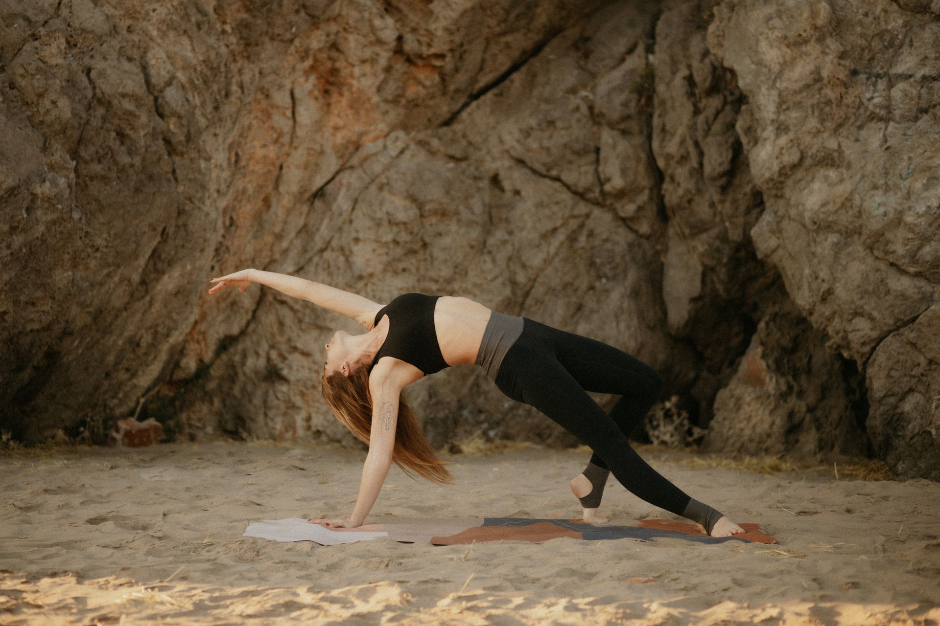 Yoga sur la plage à la lumière dorée, Côte d'Émeraude