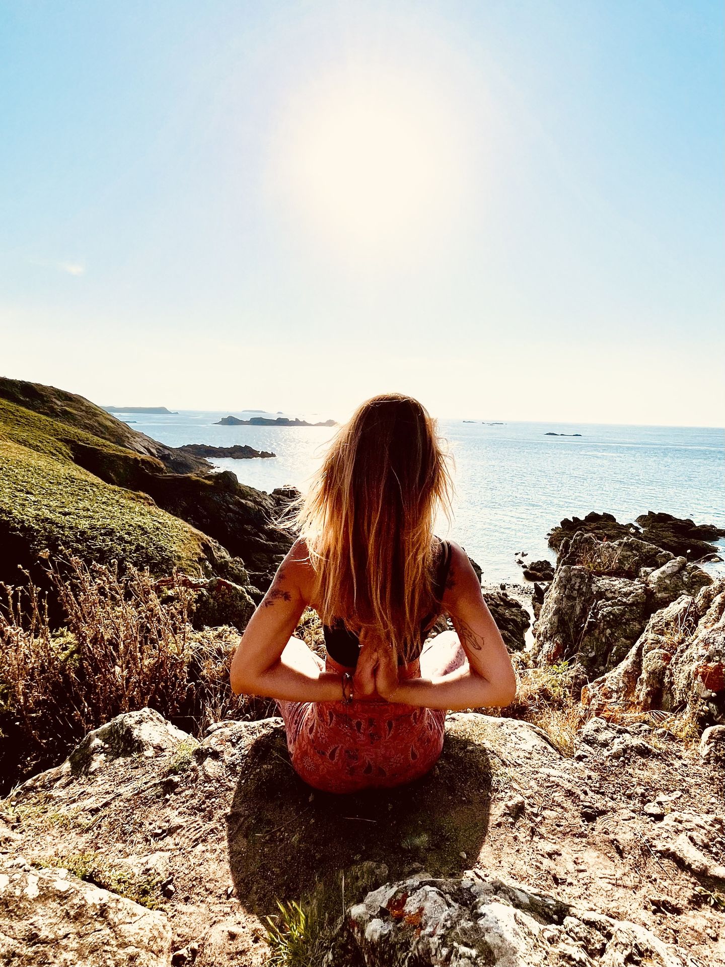 Jenny en posture de yoga, lumière dorée