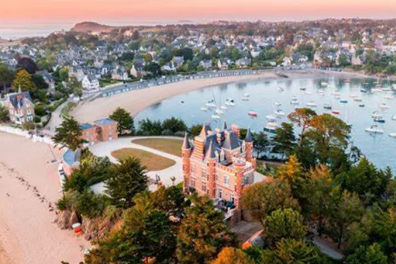 Vue de la plage de Saint-Briac sur la Côte d'Émeraude