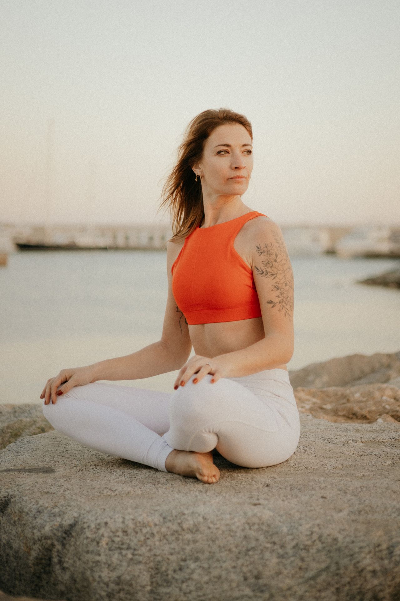 Posture de yoga sur la plage